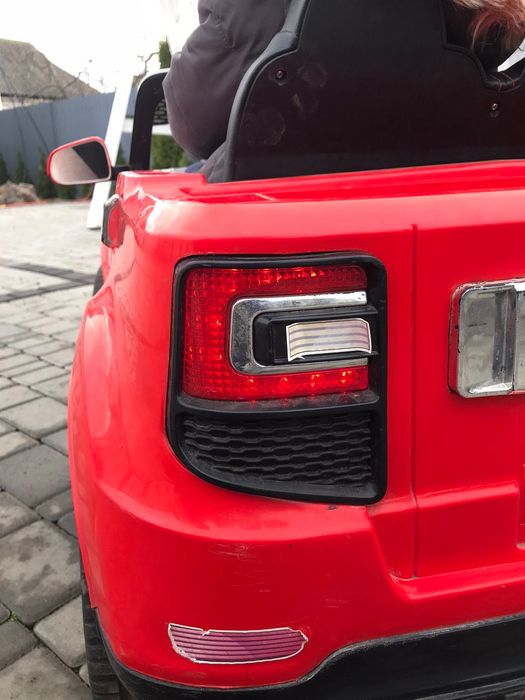 Дитячий електромобіль