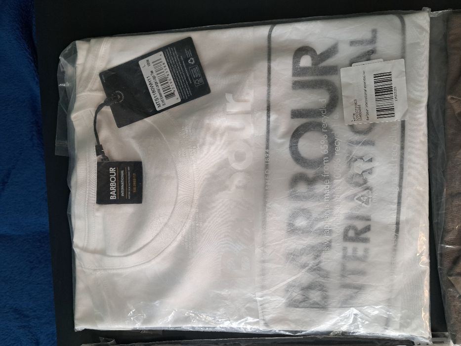 Koszulki Barbour international białe z dużym logo i khaki z małym