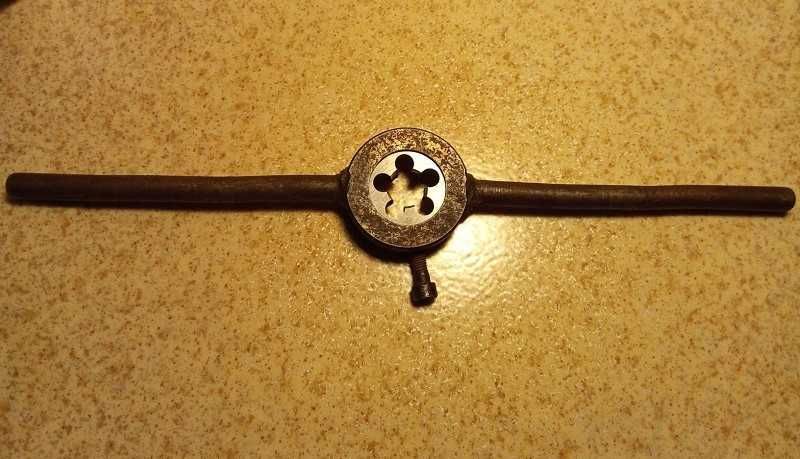 Плашка G 1/2“ с плашкодержателем