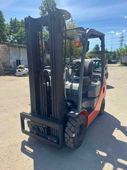Навантажувач TOYOTA 32-8FG18 вилковий газ-бензиновий, вантажопідйомність - 1800 кг