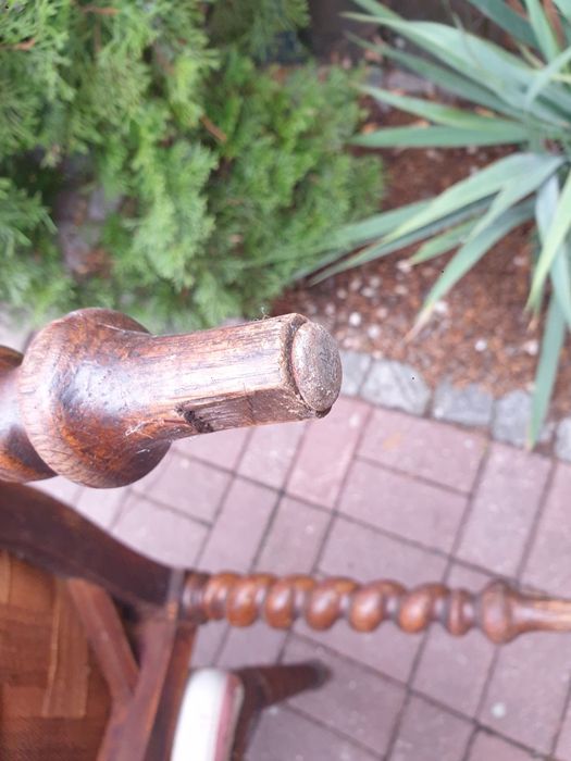 Piękne krzesła w doskonałym stanie mimo lat