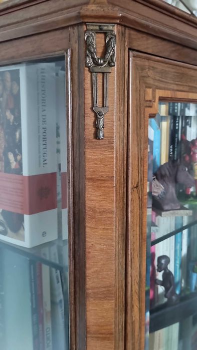 Vitrine vintage em nogueira com encrustacoes metalicas douradas