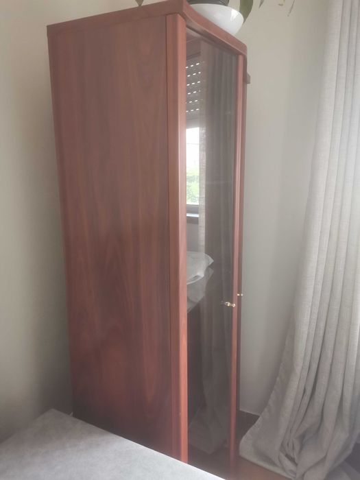 Cristaleira /vitrine de cerejeira