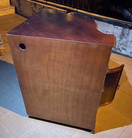 Móvel de canto em madeira, usado