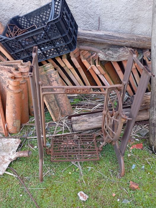 Dos pés de maquina de costura para restaurar