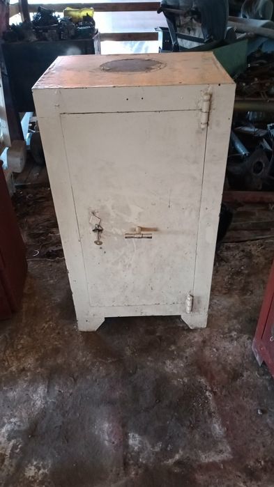 Сейф металлический