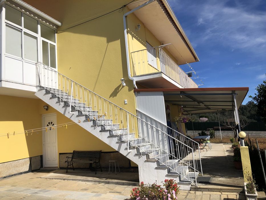 Casa grande com dois pisos