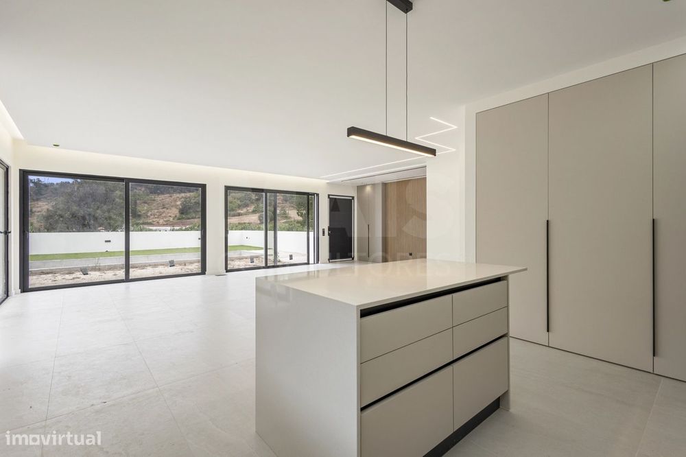 Moradia T3+1 NOVA com piscina em terreno de 2098m2