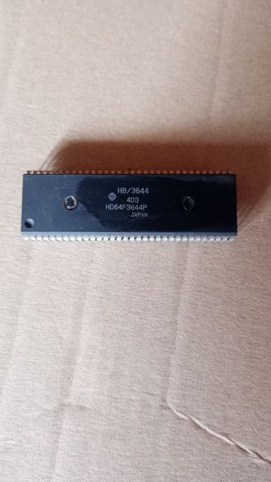 Микроконтроллер HD64F3644P. 
Производитель: Hitachi (сейчас Renesas El