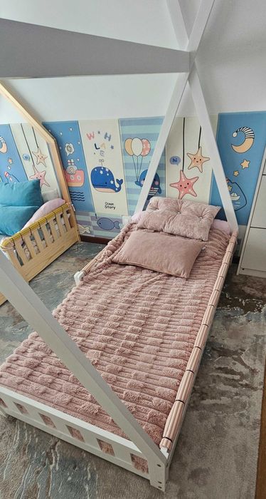 Cama branca de criança mais puff cor de rosa