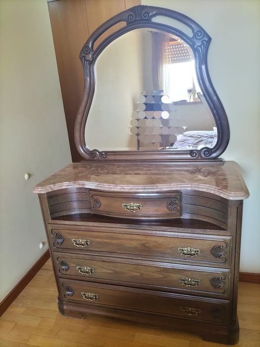Vendo cómoda e cadeira tudo 180€ Madeira maciça