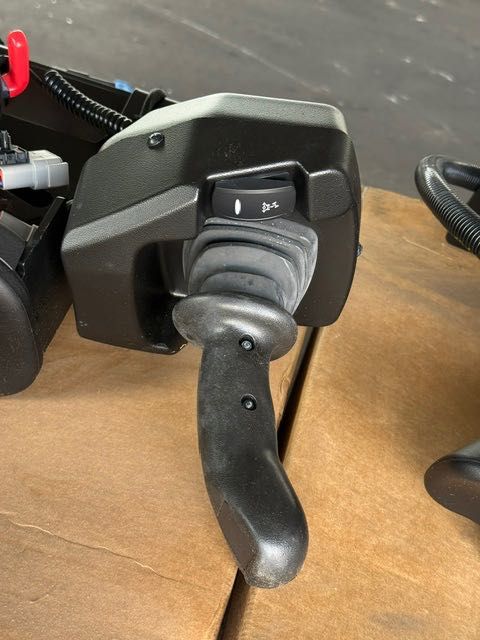 Armrest CNH nr 48134613 podłokietnik z joystick do kombajnu elektryczny