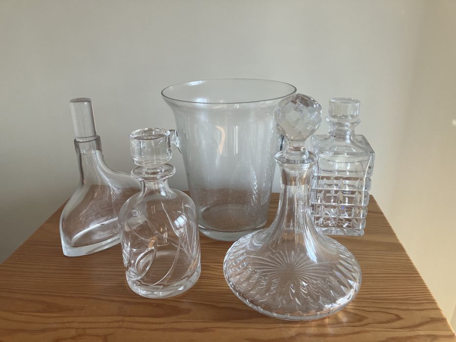 Vista alegre garrafas e balde para gelo