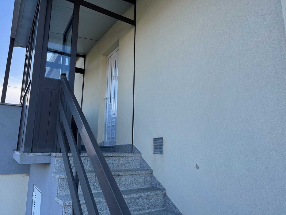 Andar de Moradia T3 para arrendamento