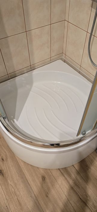 Kabina prysznicowa z brodzikiem i panelem