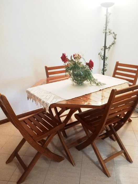 Conjunto mesa sala de jantar ou jardim em madeira maçica + 4 cadeiras