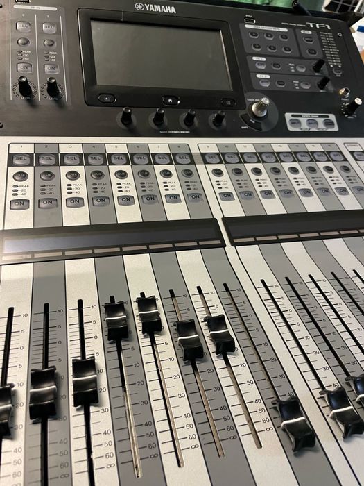 Yamaha TF 1 com hardcase