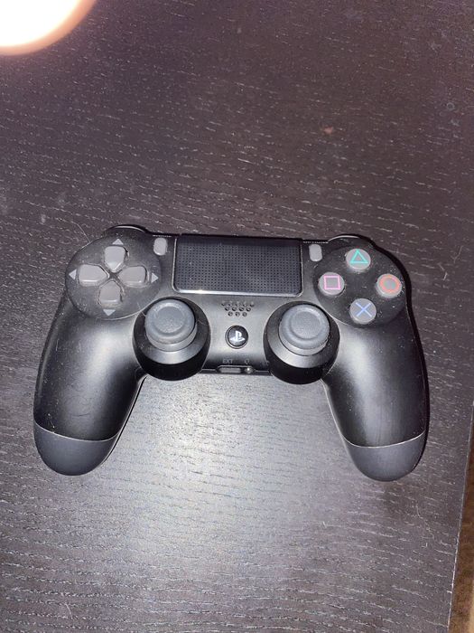 Playstation 4 e dois comandos