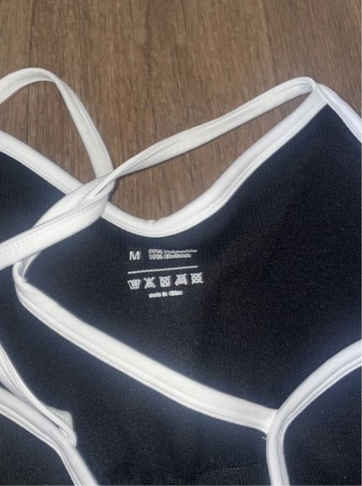 Чорний комбінезон-боді для тренувань з білими бретелями