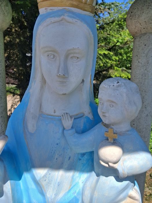 Реставрація фігур з бетону, гіпсу, дерева у середині приміщень  та ззовні .