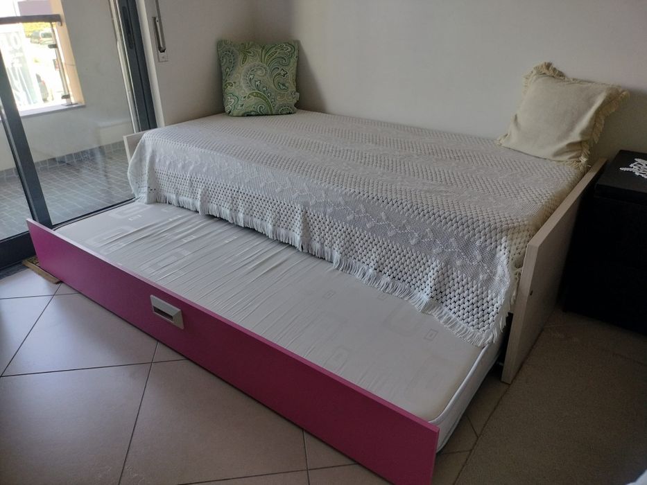 Cama dupla com 2 colchões