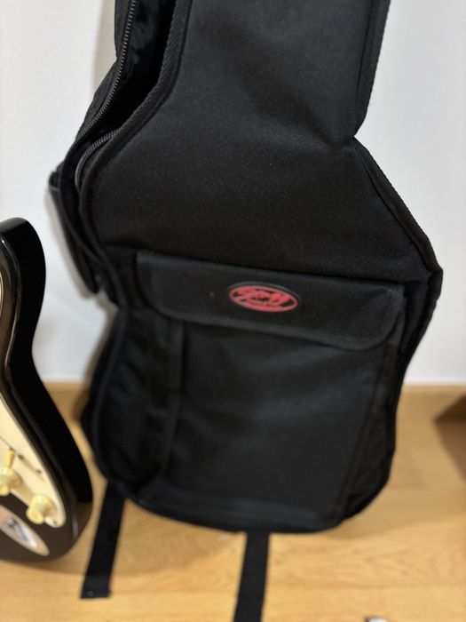 Guitarra Peavey Plus , usada poucas vezes,  vinda da inglaterra.