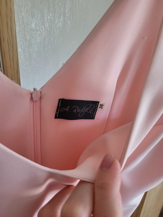 Elegancka sukienka asymetryczna