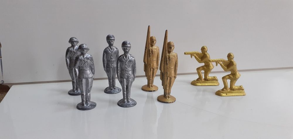 Солдатики металеві різні.