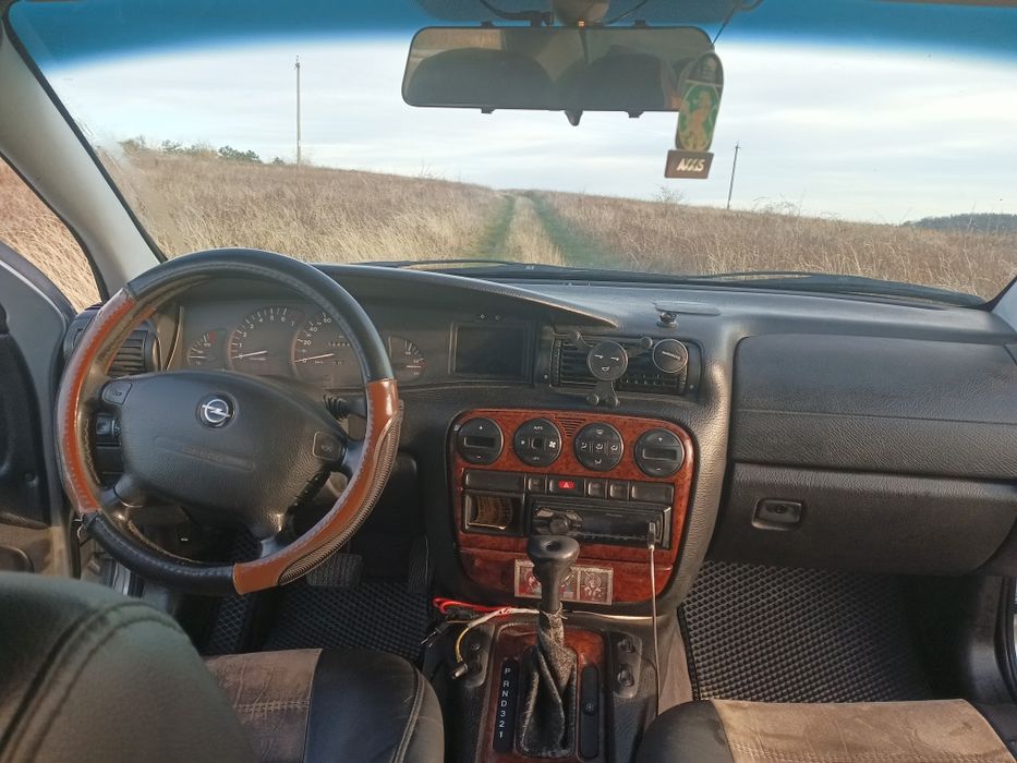 Машина Опель Омега В