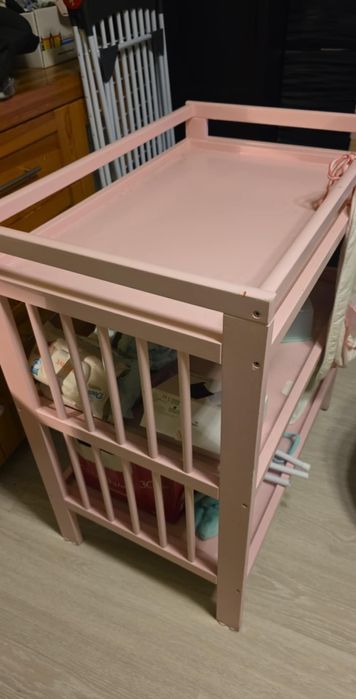 Przewijak wolnostojacy z drewna stabilny