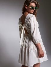 Sukienka Sinsay z odkrytymi plecami