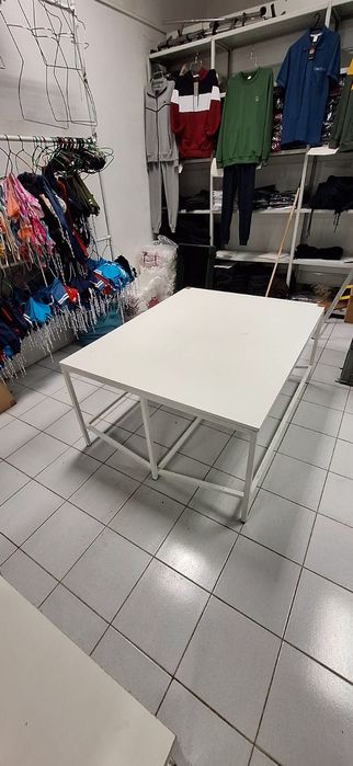 Comjunto de estantes e mesas