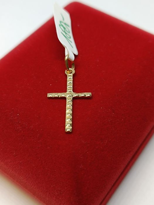 Złoty wisiorek krzyżyk ze wzorem, złoto próby 333