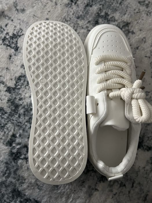 Sapatilhas brancas novas