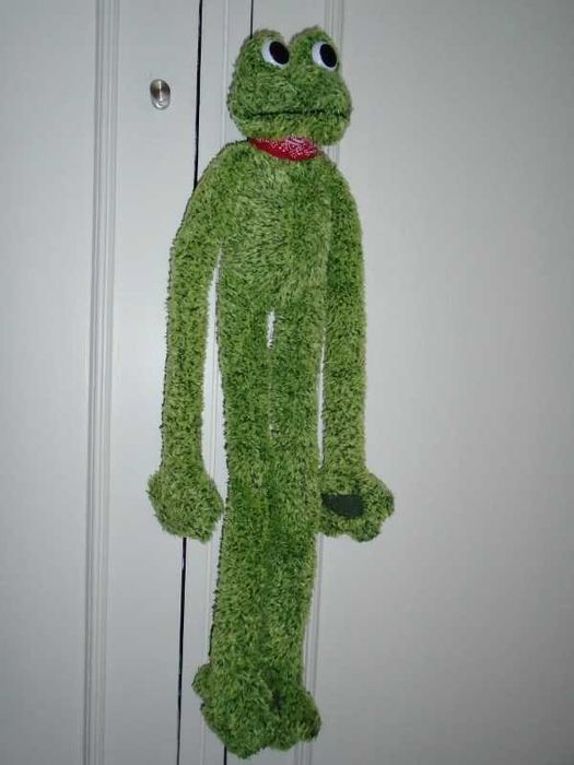 Peluche sapo comprido e engraçado