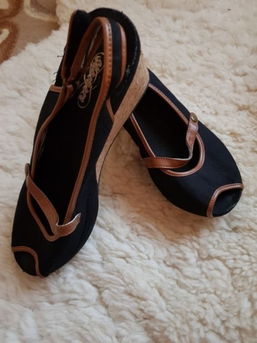 Босоножки, открытые туфли на танкетке skechers