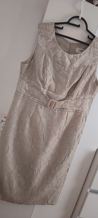 22. Sukienka Mona L beżowa dla osoby starszej elegancka
