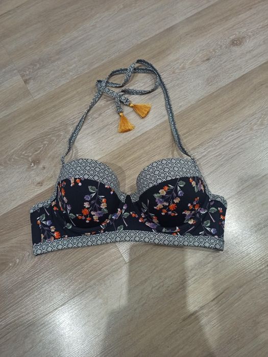 Biustonosz, góra od stroju kąpielowego.  Marki Next. 34 B, Eur 75 B.