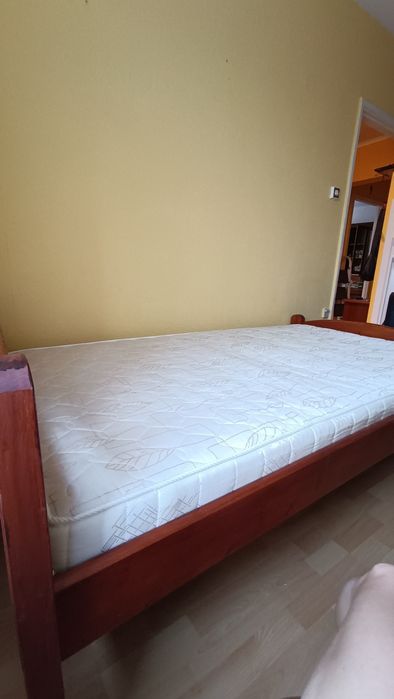 Łóżko z materacem