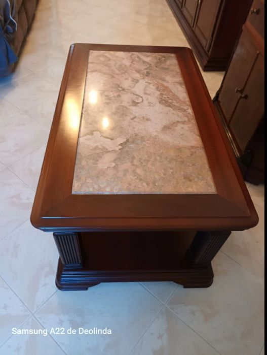 Mesa de sala retangular com tampo de mármore.