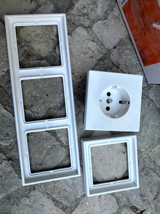 14 Tomadas JUNG SCHUKO + Molduras NOVAS / 14 plugs NEW