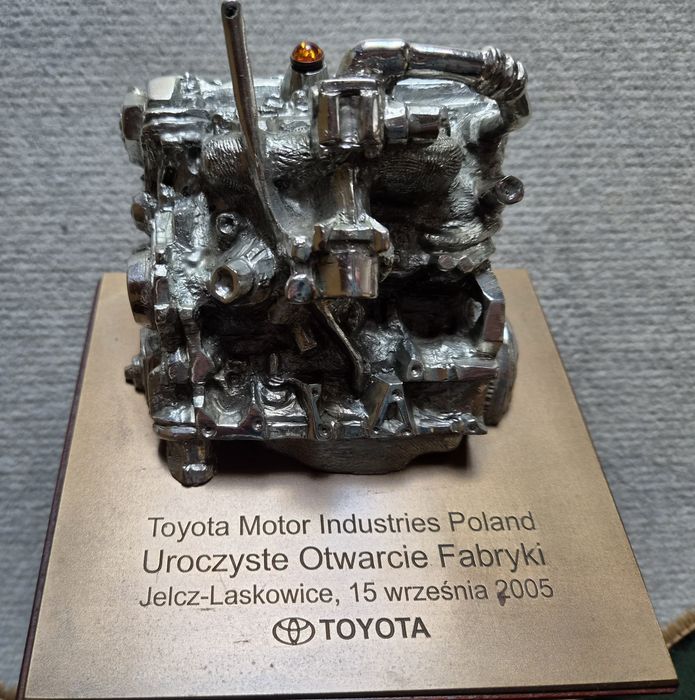 Statuetka silnika Toyoty