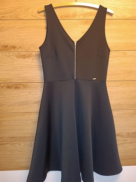 czarna sukienka na ramiączkach