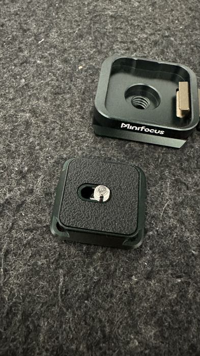 Minifocus quick release plate
