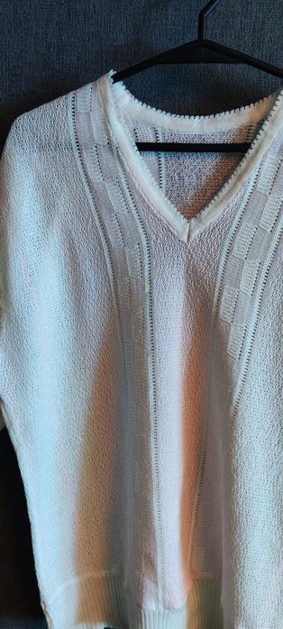 Sweterek biało różowy