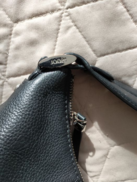 Czarna torebka firmy JOOP