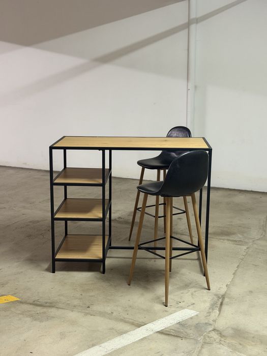 Mesa alta com cadeiras