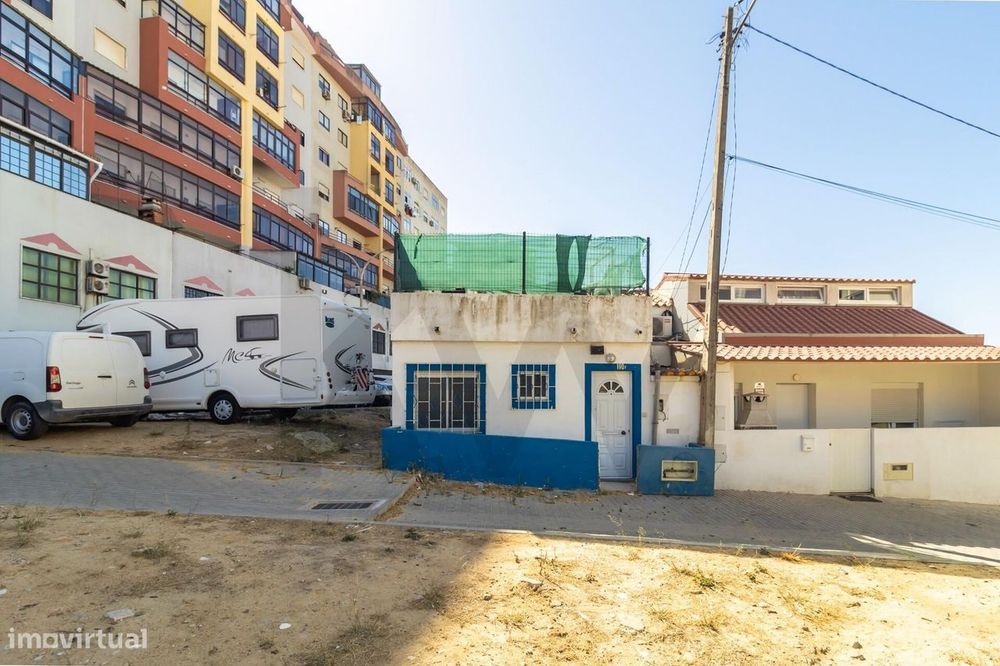 Pequena Moradia com Sótão Aproveitado e Logradouro - Centro de Setúbal