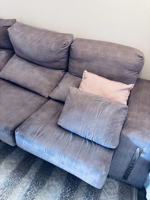 Sofá de 3 lugares com chaise long + arrumação + 2 puffs