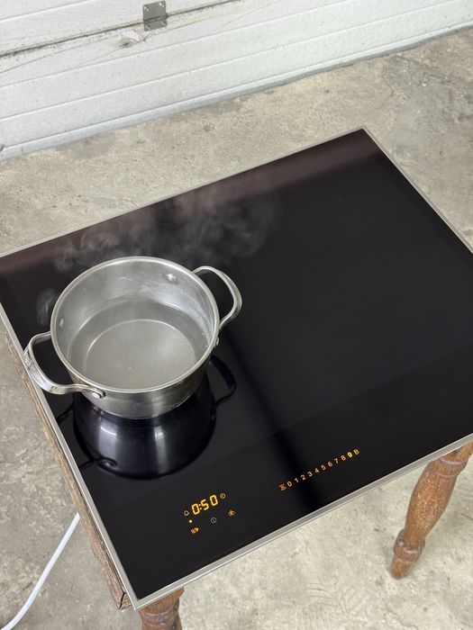 Miele KM 7667 FR — преміальна індукційна поверхня з алюмінієвою рамкою.